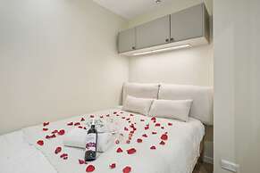 Ganneron in Paris With 1 Bedrooms and 1 Bathrooms