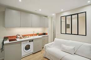 Ganneron in Paris With 1 Bedrooms and 1 Bathrooms