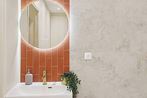 Ganneron in Paris With 1 Bedrooms and 1 Bathrooms