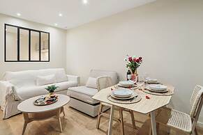 Ganneron in Paris With 1 Bedrooms and 1 Bathrooms