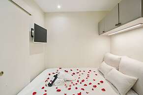 Ganneron in Paris With 1 Bedrooms and 1 Bathrooms