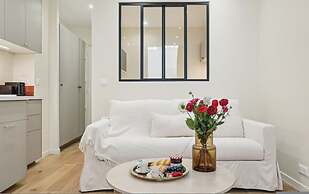 Ganneron in Paris With 1 Bedrooms and 1 Bathrooms