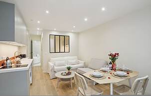 Ganneron in Paris With 1 Bedrooms and 1 Bathrooms