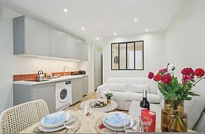 Ganneron in Paris With 1 Bedrooms and 1 Bathrooms