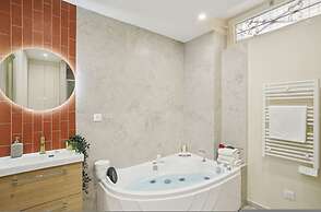 Ganneron in Paris With 1 Bedrooms and 1 Bathrooms