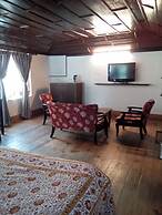 The Hive Cottage By Royal Collection