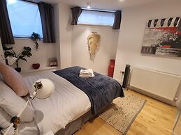 Large Duplex 7 Adults at London Bridge