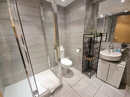 Large Duplex 7 Adults at London Bridge