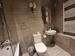 Large Duplex 7 Adults at London Bridge