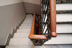 Elegant apt in Historical Building