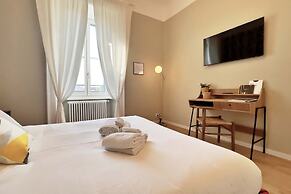 Elegant apt in Historical Building