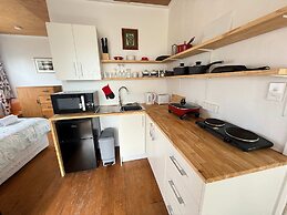 Motel Style Unit in the Heart of Collingwood