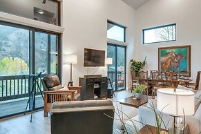 Mountain-view Home Near Hiking in Alpine!