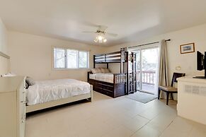 Game Room & Deck: Modern Frazier Park Home!