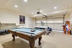 Game Room & Deck: Modern Frazier Park Home!