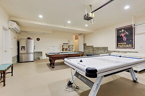 Game Room & Deck: Modern Frazier Park Home!