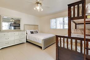 Game Room & Deck: Modern Frazier Park Home!