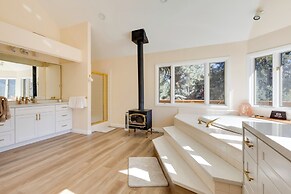 Game Room & Deck: Modern Frazier Park Home!