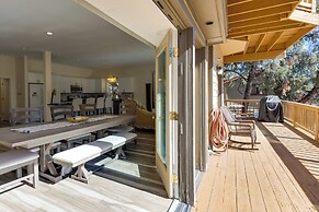 Game Room & Deck: Modern Frazier Park Home!