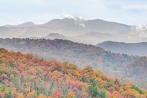 Near Hikes & Waterfalls: Smokey Mtn-view Haven!