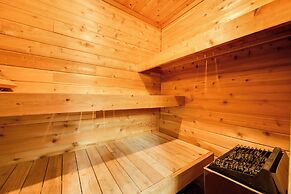 Hike, Fish & Swim: Packwood Home on Golf Course!