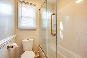 Dock & Hot Tub at High Rock Lake Retreat