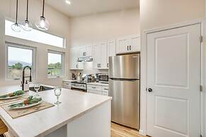 Wineries & Farm Fresh Harvest: Chic Palisade Gem!