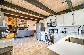 Walk to Liberty Mountain: Lake-view Ski Retreat!