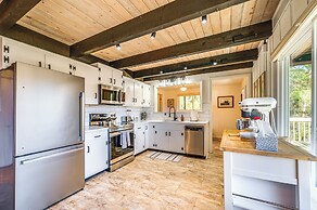 Walk to Liberty Mountain: Lake-view Ski Retreat!