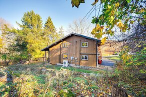 Walk to Liberty Mountain: Lake-view Ski Retreat!