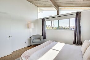 3 Mi to Balboa Park: Water-view Condo w/ Balcony