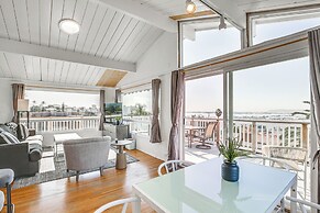 3 Mi to Balboa Park: Water-view Condo w/ Balcony