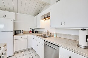 3 Mi to Balboa Park: Water-view Condo w/ Balcony