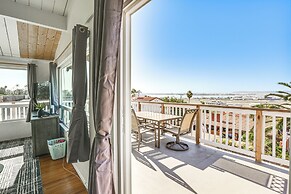 3 Mi to Balboa Park: Water-view Condo w/ Balcony