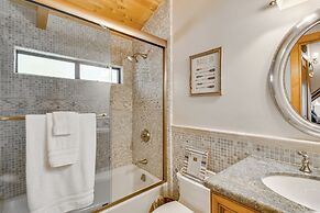 4 Mi to White Pines Lake: Quiet Cabin w/ Fire Pit