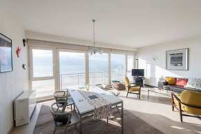 Seaview Apartment on the Beach - Free Parking