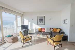 Seaview Apartment on the Beach - Free Parking