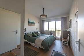 Seaview Apartment on the Beach - Free Parking