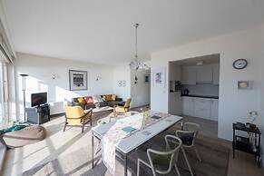 Seaview Apartment on the Beach - Free Parking