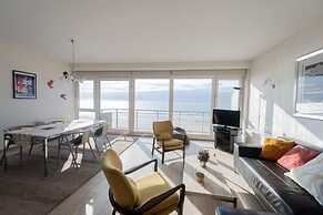 Seaview Apartment on the Beach - Free Parking