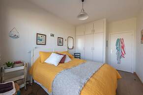 Seaview Apartment on the Beach - Free Parking