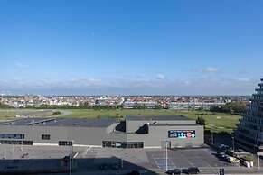 Seaview Apartment on the Beach - Free Parking