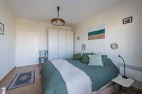 Seaview Apartment on the Beach - Free Parking