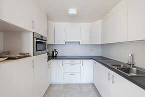 Seaview Apartment on the Beach - Free Parking