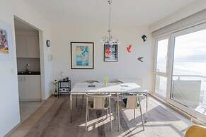 Seaview Apartment on the Beach - Free Parking