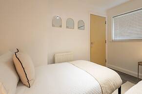 Host Stay Bradshaw Close