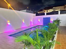 2BR Apartment With Pool and Wifi Near East Airport