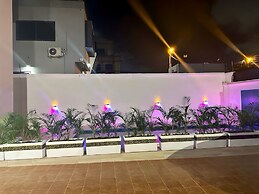 2BR Apartment With Pool and Wifi Near East Airport