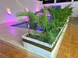 2BR Apartment With Pool and Wifi Near East Airport