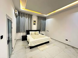 2BR Apartment With Pool and Wifi Near East Airport